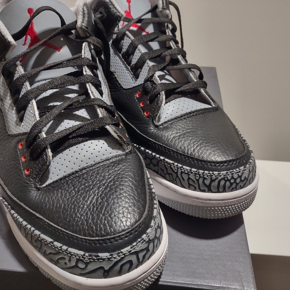 Jordan Black and Gray Sneakers with Retro Style and Visible Air Cushion - Picture 2 of 5